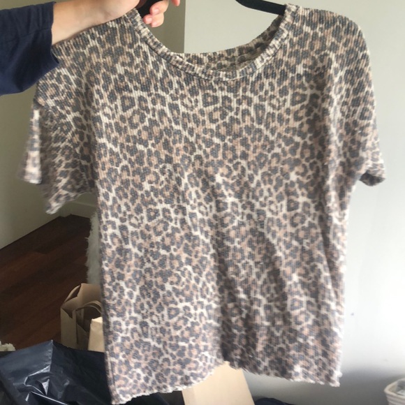 cheetah print American Eagle XS tee - Picture 2 of 3